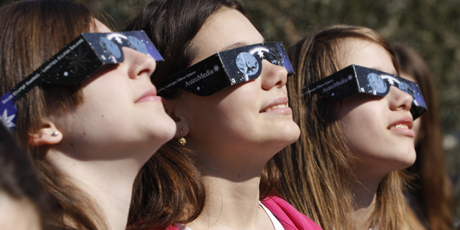 Makarska, 200315.Promatranje djelomicne pomrcine sunca koje je organizirala makarska zvjezdarnica i Drustvo za astroloska i ufoloska promatranja