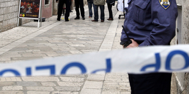 Porec, 060512. Porecki slikar i portretist, 58-godisnji Milan Cervenjak Magi oko 17 sati u sredistu Poreca, u Eufrazijevoj ulici pokusao je ubiti prodavacicu Lejlu F. (41) koja ima trgovinu preko puta njegovog ateljea. Iz pistolja je, pod jos uvijek nerazjasnjenim okolnostima pucao na zenu, no nije je pogodio. Nakon toga pocinio je samoubojstvo ispalivsi si hitac u glavu. Na slici: policija vrsi ocevid.Foto: Goran Sebelic / CROPIX                              