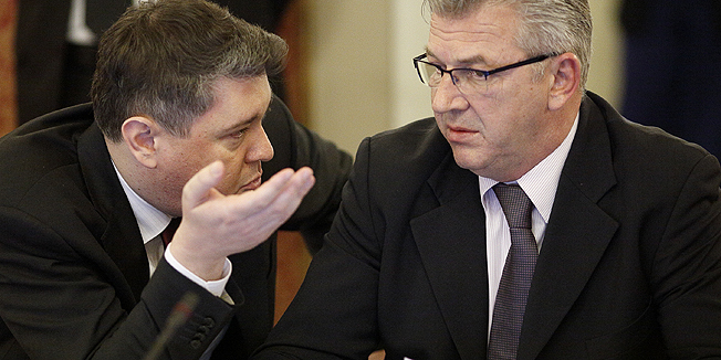 Zagreb, 180315. Sjednica Vlade RH na cijem dnevnim redom su izmedju ostalog prijedlozi izmjena Prekrsajnog zakona, Zakona o sudovima za mladez, Zakona o poljoprivrednom zemljistu, kao i konacni tekst novoga Zakona o zastiti novcarskih institucija.Na fotografiji: Boris Lalovac i Ranko Ostojic.Foto: Dragan Matic / CROPIX