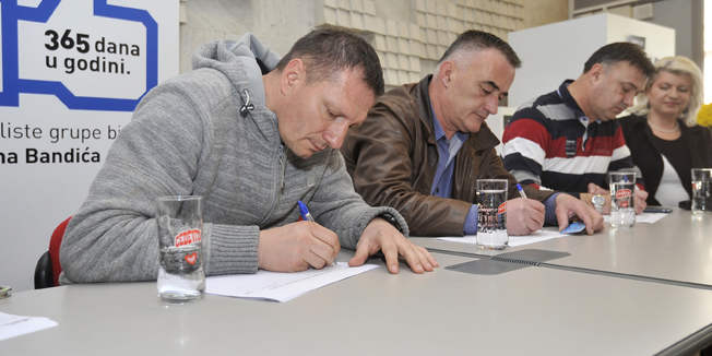 Zagreb, 210315.Branitelji i invalidi Domovinskog rata koji prosvjeduju ispred ministarstva branitelja u Savskoj Josip Klemm, Drazimir Jukic, Marko Rados i drugi, u klubu Milana Bandica u Praskoj, potpisali su peticiju protiv politickih hapsenja.Foto: Bruno Konjevic / CROPIX