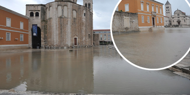 Zadar, 300714.Olujno nevrijeme zahvatilo je zadarsko podrucje, a velike kolicine kise poplavile su dio Foruma oko crkve Sv. Donata i zgrade nadbiskupije.Na fotografiji: poplava na Forumu.Foto: Luka Gerlanc / CROPIX