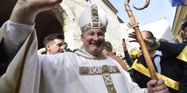 Krk, 220315.Franjevac kapucin dr. fra Ivica Petanjak zaredjen je u katedrali Uznesenja Marijina za novog Biskupa Krka. Glavni zareditelji bili su zagrebacki nadbiskup kardinal Josip Bozanic i apostolski nuncij nadbiskup Alessandro D Errico.Foto: Tom Dubravec / CROPIX