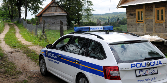 Vojnic, 310714.U Knezevic Kosi pokraj Vojnica pronadjen je mrtav muskarac Z.T. (56) bosanskog drzavljanstva. Obavljen je policijski ocevid i obdukcijom ce se utvrditi radi li se o nasilnoj smrti.Na fotografiji: Policija na mjestu dogadjaja.Foto: Robert Fajt / CROPIX 