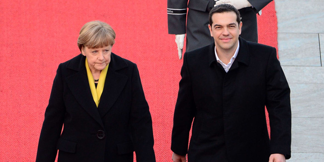 German Chancellor Angela Merkel (L) and Greek Prime Minister Alexis Tsipras attend a welcoming ceremony at the chancellery in Berlin, on March 23, 2015.    AFP PHOTO / JOHN MACDOUGALL