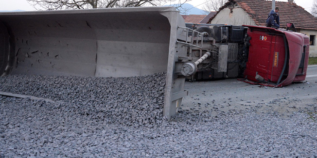 Karlovac, 230315.U mjestu Tusilovic, desetak kilometara juzno od Karlovca, na Drzavnoj cesti D1, oko 17 sati prevrnuo se tegljac pun kamena tucanika. Zbog visesatnog prekida prometa u oba smjera stvorile su se kilometarske kolone.foto Mario Pusic / Cropix