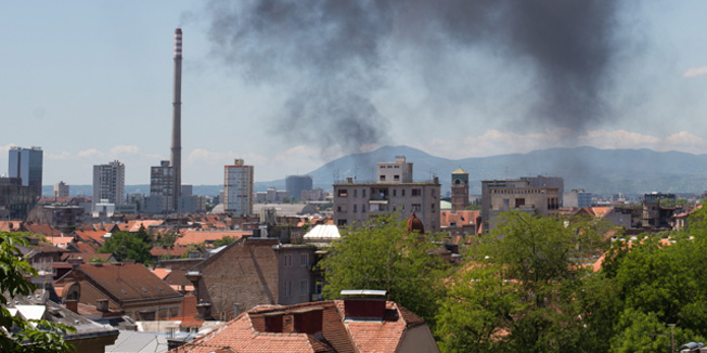 Zagreb, 140513.Oko 12.30 iz dimnjaka toplane na Tresnjevci desetak minuta je ispustan gusti crni dim koji je vjetar kasnije odnio prema centru grada.Iz HEP-a porucuju da je tijekom ispitivanja goraca doslo do kratkotrajnog ispustanja (u trajanju od oko 60 sekundi) oneciscujucih tvari u zrak, cija je kolicina unutar granica dopustenih Uredbom o razinama oneciscujucih tvari u zraku.Foto: Ivan Balaband / CROPIX