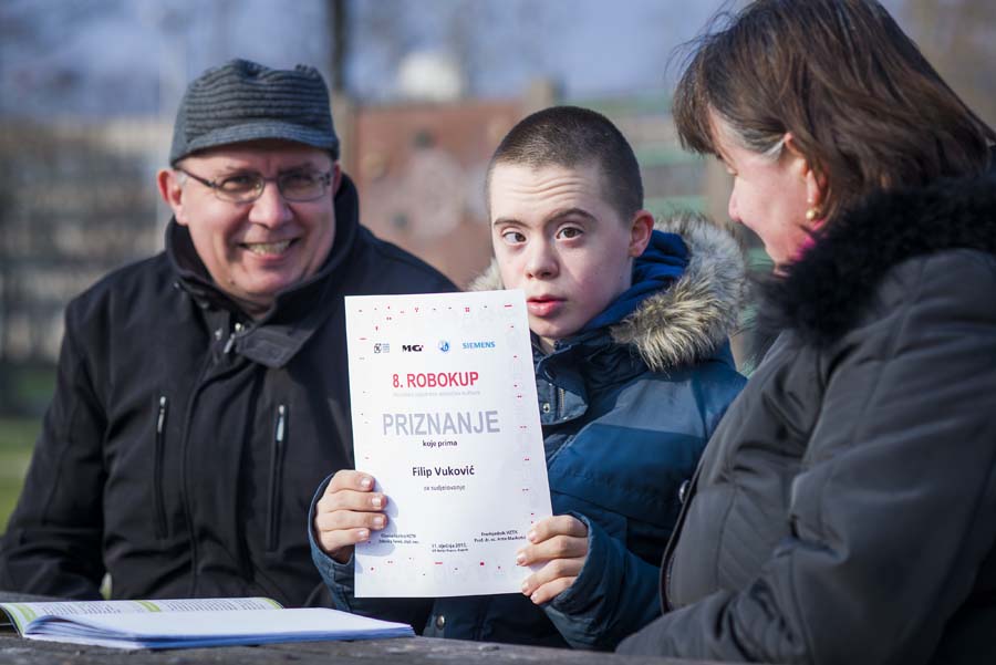 Zagreb, 150315.Dinka Vukovic, predsjednica Zajednice udruga down za hrvatsku, sa svojom obitelji. Njihov sin Filip (14) ima sindrom Down.Foto: Neja Markicevic / CROPIX