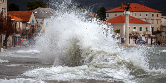 Kastela, 250315. Nova ciklona je donijela pogorsanje uz olujno jugo i mjestimice obilnu kisu.Na fotografiji: Detalj sa rive u Kastelima.Foto: Zvonimir Barisin / CROPIX