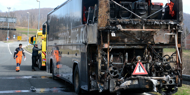 Vrbosko, 260315.Nesto prije 10 sati na autocesti A6 Zagreb - Rijeka, 2,5 km prije izlaza Vrbovsko u smjeru Rijeke, planuo je autobus Zagreb Busa. Bus je prevozio putnike na izlet u Opatiju a u pozaru nema ozlijedjenih osoba. Tijekom gasenja pozara te slepe vozila, ovom dionicom se prometovalo pretjecajnim trakom.Foto: Mario Pusic / Cropix