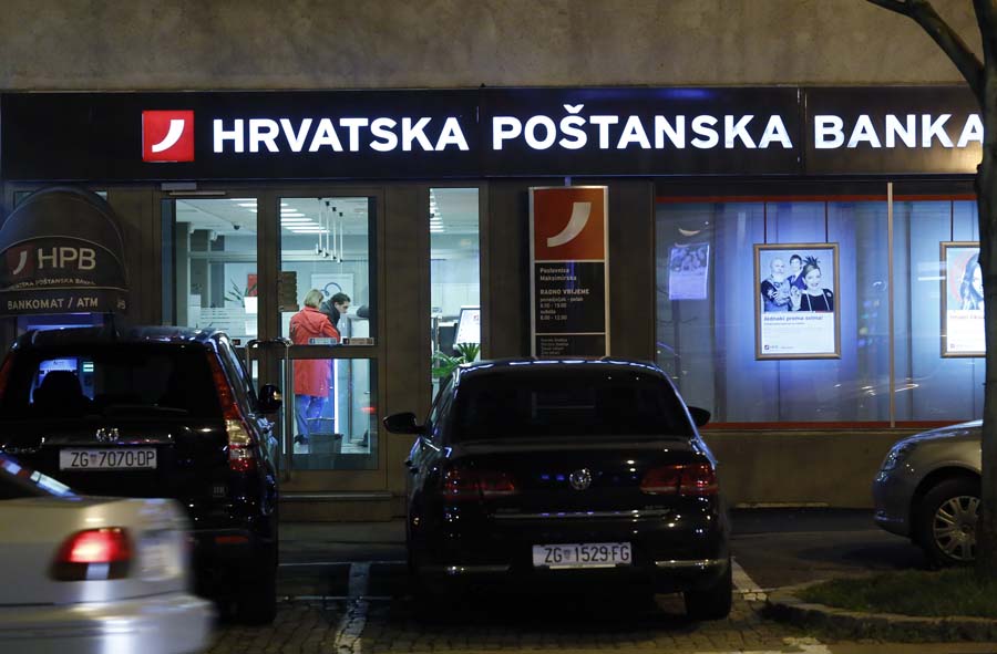 Zagreb, 260315.Maksimirska cesta. Maskirani pocinitelj uz prijetnju vatrenim oruzjem pocinio je razbojnistvo u poslovnici Hrvatske postanske banke u Maksimirskoj ulici. Razbojnistvo se dogodilo oko 19 sati i nitko nije ozlijedjen. Na fotografiji: poslovnica HPB-a.Foto: Marko Todorov / CROPIX