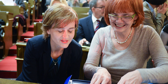 Zagreb, 260315. Gradska skupstina, Cirilometodska ulica.Sjednica gradske skupstine danas je prvi put odrzana nakon raspada dosadasnje vladajuce koalicije Kluba zastupnika Milana Bandica s partnerima, cime zamjenica gradonacelnika Sandra Svaljek nema osiguranu vecinu u skupstini.Na fotografiji: Sandra Svaljek i Vesna Kusin.Foto: Goran Mehkek / CROPIX