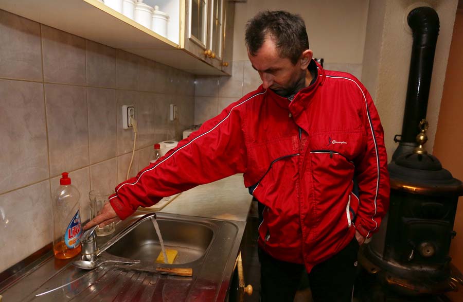 Valpovo, 270315.Gradjani Valpova sami su otvorili zavarene sahtove i pustili vodu koju im je tjekom poslijepodneva zatvorila Beliscanska komunalna tvrtka. Zavarene sahtove prerezali su da bi dosli do ventila. Osim gradjana Valpova i dio stanovnika Belisca je ostao bez vode. Na fotografiji: Danijel Vuckovic iz Belisca isto je ostao bez vode u svojoj kuci, voda je dosla nakon sto su gradjani sami otvorili ventile. Foto: Emica Elvedji / CROPIX