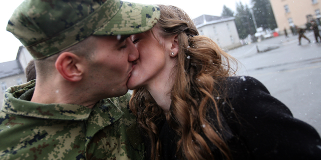 Pozega 200111.U sredistu za temeljnu obuku Hrvatske kopnene vojske u Pozegi prva generacija vrhunskih hrvatskih sportasa dala je prisegu.Njih 16 ce potpisati ugovore o sluzbi u Oruzanim snagama RH u statusu djelatnog radnika.Isplacivat ce im se mjesecna naknada u visini od 4 500 kuna.Imat ce obvezu nastupati na sportskim vojnim natjecanjima.Rocnici koji su dali prisegu su:boks-Filip Hrgovic, jedrenje-Igor Marenic, Sime Fantela, Tonci Stipanovic i Tina Mihelic, judo-Andreja Djakovic i Ivana Maranic, teakwondo-Lucija Zaninovic, Filip Grgic, Stipe Jarloni, streljastvo-Bojan Djurkovic, veslanje-Valent i Martin Sinkovic, Damir Martin, David Sain i padobranstvo-Marko Premuzic. Na slici cestitke nakon prisege.Foto: Danijel Soldo / CROPIX