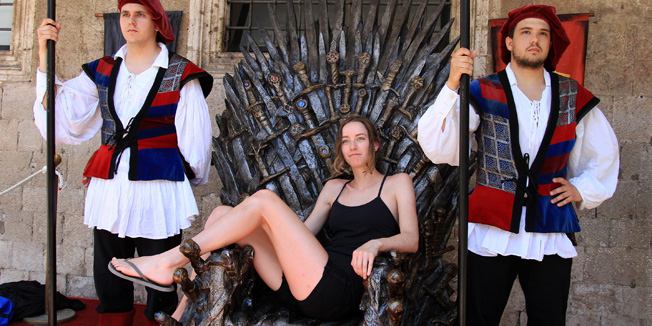 - 2014. U FOTOGRAFIJAMA CROPIX-A -Dubrovnik, 110614.Zeljezno prijestolje iz popularne serije Igre prijestolja, otkriveno je i izlozeno danas ispred ulaza u dubrovacku palacu Sponza.Gradjani i mnogobrojni turisti imaju priliku fotografirati se na tronu, a menadzment HBO Adrie zamolio je sve koji se zele slikati da usput i nazovu broj za pomoc ili uplate novac na ziro-racun za poplavljena podrucja Hrvatske, Bosne i Srbije.Prijestolje ce javnosti biti izlozeno za vrijeme trajanja konferencije NEM u Dubrovniku, do 13. lipnja.Na fotografiji: gradjani i turisti na tronu. Foto: Niksa Duper / CROPIX