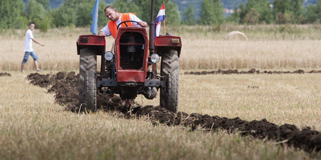 Sinj, 120714.6.zupanijsko natjecanje u oranju Splitsko-dalmatinske zupanije u sinjskom polju.Na fotografiji: detalj sa natjecanja u oranju.Foto: Bozidar Vukicevic / CROPIX
