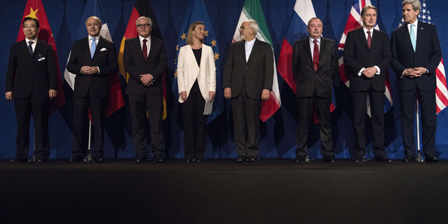 From left : Chinese s Hailong Wu, French Foreign Minister Laurent Fabius, German Foreign Minister Frank Walter Steinmeier, European Union High Representative Federica Mogherini, Iranian Foreign Minister Javad Zarifat, Russian Deputy Political Director Alexey Karpov, British Foreign Secretary Philip Hammond and US Secretary of State John Kerry arrive the Ecole Polytechnique Federale De Lausanne after Iran nuclear program talks finished with extended sessions April 2, 2015 in Lausanne, Switzerland. AFP PHOTO/POOL/BRENDAN SMIALOWSKI