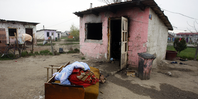 Cakovec, Pribislavec, 040415.U Ulici Stanka Vraza u medjimurskom mjestu Pribislavec jucer navecer izbio je pozar u baraci u kojoj je zivjela romska obitelj. U pozaru je tesko ozlijedjeno trogodisnje dijete, koje je prebaceno u bolnicu u Klaicevu te zenska osoba koja je u bolnici u Cakovcu, dok je muskarac zadobio lakse ozlijede.Foto: Zeljko Hajdinjak / CROPIX