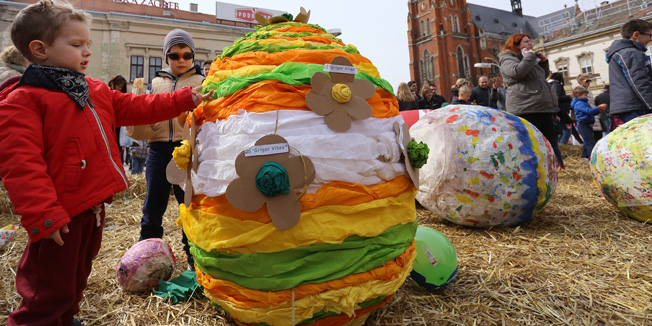 Osijek, 040415.U Osijeku na sredisnjem trgu Ante Starcevica izgradjeno je najvece uskrsno gnijezdo na svijetu koje ce biti upisano u Guinnesovu knjigu rekorda. Izradio ga je kipar Nikola Faler od slame na povrsini od 250 cetvornih metara, velicine fontane na sredisnjem osjeckom trgu. Najmladji posjetitelji uzivali su u popratnim dogadjajima i igri u slami s velikim obojenim pisanicama. Foto: Emica Elvedji / CROPIX