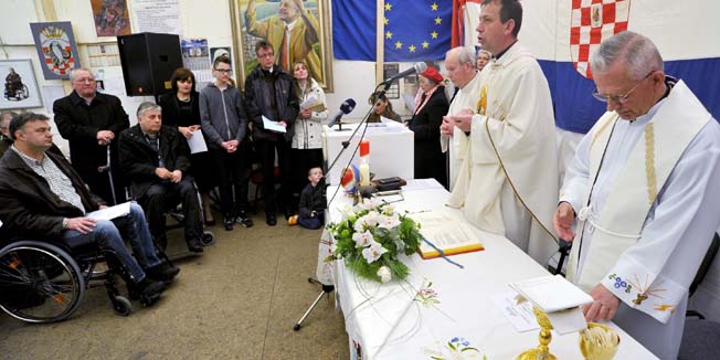 Zagreb, 050415.Braniteljski sator, Savska ulica 66.U satoru gdje branitelji prosvjeduju vise od 5 mjeseci, odrzana je misa povodom Uskrsa.Foto: Srdjan Vrancic / CROPIX