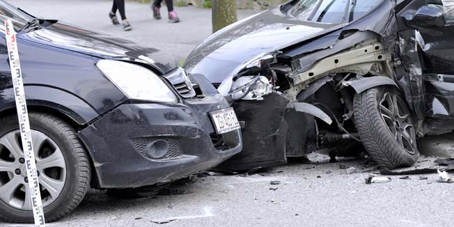 Zagreb, 050415.Barutanski jarak.U ulici Barutanski jarak doslo je do sudara dva osobna automobila pri cemu su cetiri osobe ozlijedjene.Promet je atvoren u oba smjera, a policijski ocevid je u tijeku.Foto: Srdjan Vrancic / CROPIX