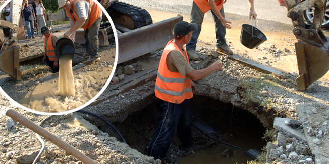 Zagreb 200707.prilikom radova na plinovodu pukla magistralna vodovodna cijev na sesvetskoj cesti, bez vode su ostali dugo selo, vrbovec.foto: Drago Sopta / CROPIX-zag- 