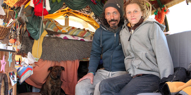 Koprivnica, Gotalovo, 060415.Francuski par Patou (44) i Lena (27) koji unazad tri godine Europom putuju kocijom s konjima jucer su stigli u Gotalovo. Cim su neobicni gosti zakoracili u selo znatizeljni su im mjestani pohrlili u susret. Nakon prijedjenih 5000 kilometara mjestani sela osigurali su im smjestaj na obliznjem napustenom imanju gdje je dvojac prenocio u svojoj kociji te nahranio konje. Rano ujutro putnici su krenuli dalje, put Ludbrega, nakon cega ce krenuti prema Zagrebu i Italiji. S obzirom da dnevno prijedju oko 20 kilometara kraj njihovog putovanja koje ce zavrsiti u Francuskoj odakle su i krenuli bit ce iduce zime, nakon prijedjenih ukupno 6500 kilometara.Foto: Ivan Brkic / Glas Podravine / CROPIX