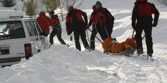 Vlaka, 070212.Snijegom najteze pogodjeno podrucje splitsko - dalmatinske zupanije Vrgorac i njegova okolica petog dana okovan je snijegom i ledom.Na slici: HGSS iz Ogulina pomaze oboljelom Milenku Vuleti ( 82) iz sela Vlaka na povratku kuci nakon pruzene zdravstvene pomoci u Vrgorcu.Foto: Bozidar Vukicevic / CROPIX
