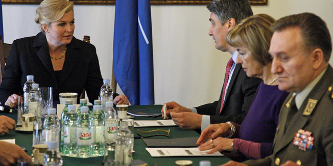 Zagreb, 070415.Vila Weiss.Predsjednica Republike Kolinda Grabar-Kitarovic i premijer Zoran Milanovic zajednicki su sazvali sjednicu Vijeca za obranu.Na fotografiji: Kolinda Grabar Kitarovic, Zoran Milanovic.Foto: Davor Pongracic / CROPIX