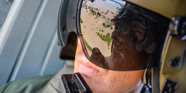 Zupanja, 180514.Mjesta u Istocnoj Slavoniji uz Savu bore se s nezapamcenim  i katastrofalnim poplavama.Osim ogromne materijalne stete za sada je jedna osoba poginula a dvije se smatraju nestalima.Na fotografiji: pilot.Foto: Goran Mehkek / CROPIX