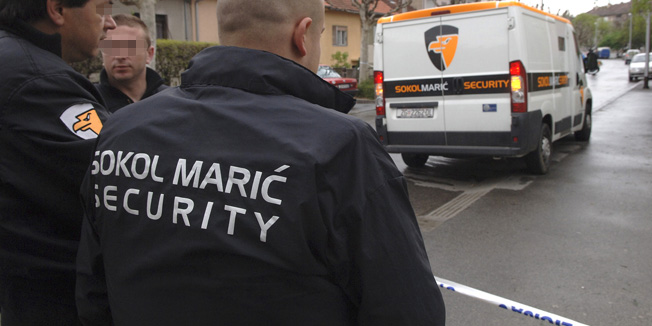 Zagreb, 180408.Oruzana pljacka kombija Sokol Maric dogodila se na Trgu Stjepana Konzula oko 8 i 30 sati. Pljackasi su uspjeli otudjiti neutvrdjenu svotu novaca i osobnim autom Skoda Octavia pobjegli s mjesta dogadjaja. Zastitari su upotrijebili i vatreno oruzje da bi sprijecili njihov bijeg. Automobil kojim su pobjegli nadjen je zapaljen u ulici Ante Jaksica.Foto: Nenad Dugi / Cropix