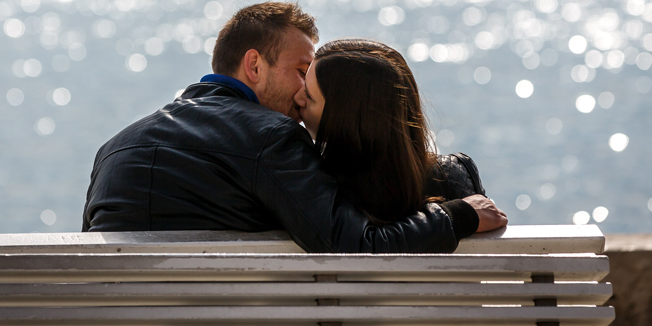 Split, 150315.Suncano i toplo poslijepodne na splitskoj rivi gradjani su iskoristili za setnju i ispijanje kave. Foto: Zvonimir Barisin / CROPIX