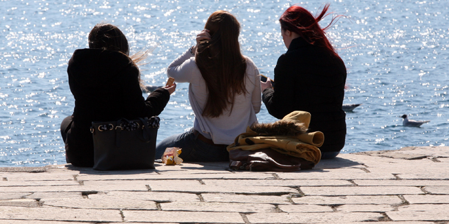 Rijeka, 090315.Nakon burnih i hladnih dana Rijecani su danas uzivali u suncu na ugodnih 15-ak stupnjeva Celzijusa.Na fotografiji: detalj s rive.Foto: Tea Cimas / CROPIX