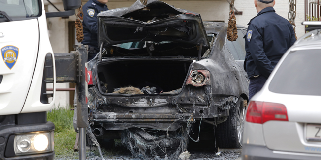 Zagreb, 090415.Ulica Matije Divkovica.Sinoc oko 22 sata izgorila su dva automobila u ulici Matije Divkovica u naselju Spansko. U pozaru su stradali Volkswagen Passat i Nissan Micra pri cemu je Passat pretrpio vecu stetu.Na fotografiji: ocevid.Foto: Marko Todorov / CROPIX