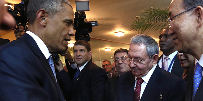 Handout picture released by the Panamanian Presidency showing Cuban President Raul Castro (2-R) and US President Barack Obama (L) shaking hands as Castro's grandson and bodyguard Raul Rodriguez Castro (2-L), Cuban Foreign Minister Bruno Rodriguez (C) and United Nations chief Ban Ki-moon (R) look on, moments before the opening ceremony of the VII Americas Summit, in Panama City on April 10, 2015. AFP PHOTO / PRESIDENCIA PANAMA --- RESTRICTED TO EDITORIAL USE - MANDATORY CREDIT 