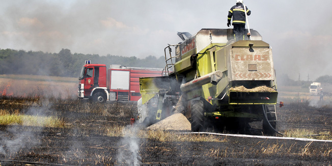 Koprivnica,230713.Stotinjak metara od tvornice lijekova i centralnog skladista Belupo na polju psenice buknuo je pozar.Pozar je izazvao neispravni kombajn koji se zapalio tijekom zetve. Foto: Ivan Brkic / Glas Podravine / CROPIX