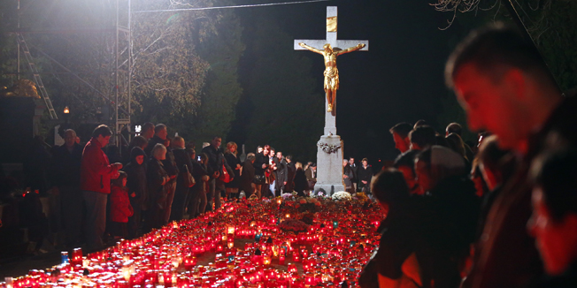 Zagreb, 011114.Na svetkovinu Svih Svetih zagrebacki nadbiskup kardinal Josip Bozanic predvodio je euharistijsko slavlje u crkvi Krista Kralja na Mirogoju. Nakon euharistijskog slavlja kardinal je kod Sredisnjeg kriza predvodio molitvu za pokojne.Na fotografiji: lampioni kod Sredisnjeg kriza.Foto: Marko Todorov / CROPIX