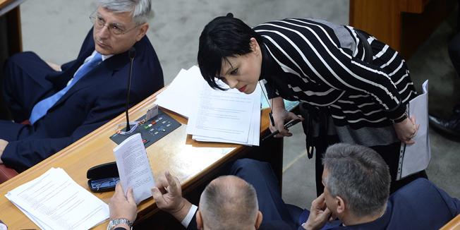 Zagreb, 150415. Markov trg, Sabor.Redovita sjednica Sabora zapocela je s aktualnim prijepodnevom na kojem su zastupnici postavljali pitanja vladi.Na fotografiji: Mirela Holy, Ivan Suker i Tomislav Karamarko.Foto: Goran Mehkek / CROPIX