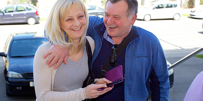 Osijek, 160415.Sutkinja Opcinskog suda u Osijeku Mirna Grgic-Radojcic proglasila je nistetnim ugovor o stambenom kreditu u svicarskim francima izmedju Zagrebacke banke i Ivone Nikolic u vrijednosti 110 tisuca svicarskih franaka.Na fotografiji: tuziteljica Ivona Nikolic i Ivica Butor koji je takodjer nedavno dobio nepravomocnu presudu o nistetnosti ugovora protiv banke PBZ.Foto: Vlado Kos / Cropix