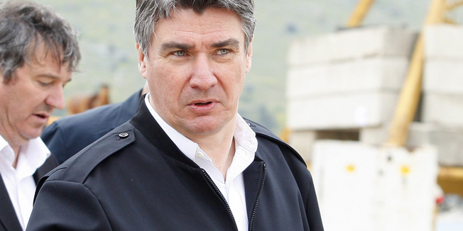 Trogir, 170415.Predsjednik Vlade Republike Hrvatske Zoran Milanovic sa ministrima Brankom Grcicem,Arsenom Baukom i Sinisom Hajdas Doncicem obisao je gradiliste Ciovskog mosta.Na fotografiji: Branko Grcic i Zoran MilanovicFoto: Duje Klaric / CROPIX