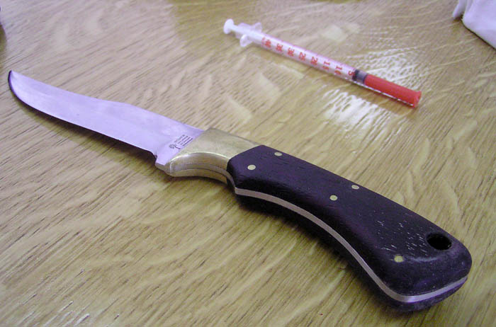 OSIJEK,210703presica u policiji vezana za fantomovo uhicenje te rekviziti i dio plijena,oruzje za bljacku noz i spricaFOTO:ivica pejic-crn-