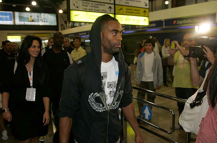 Zagreb, 290810.Najbrzi covjek ove godine na 100 metara atleticar Tyson Gay sletio je u zracnu luku Pleso povodom 60. memorijala Borisa Hanzekovica na kojem bi trebao nastupit.Na slici: Ivana Brkljacic i Tyson Gay.Foto: Ranko Suvar / CROPIX