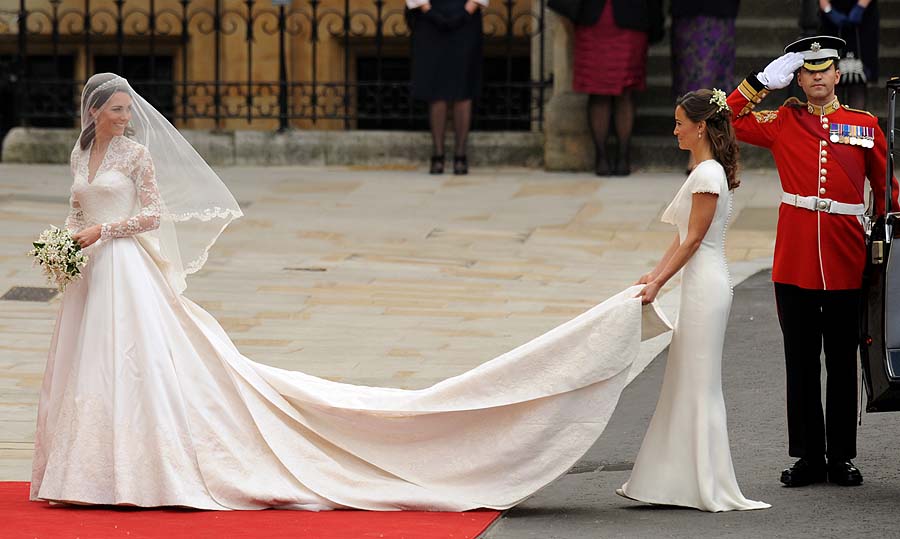 Kate Middleton arrives with her sister, Maid of Honour Philippa Middleton at the West Door of Westminster Abbey in London for her wedding to Britain's Prince William, on April 29, 2011. AFP PHOTO / BEN STANSALL