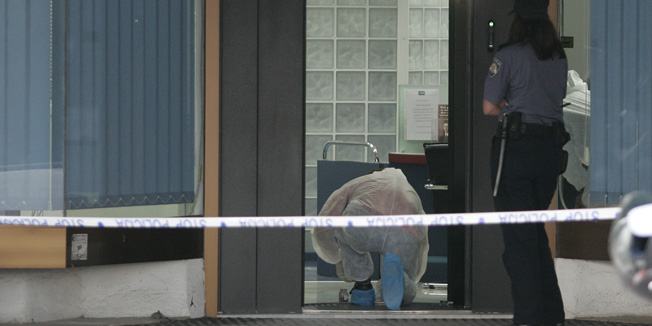 Split, 180711.Veceras je opljackana poslovnica Banke splitsko-dalmatinske BSD u sklopu prodajnog centra Koteks na Gripama. Nepoznati pocinitelj uz prijetnju oruzjem otudjio je nepoznatu kolicinu novca. Na slici: policijski ocevid je u tijeku.Foto: Jakov Prkic / CROPIX