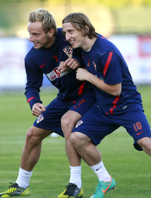 Zagreb, 081012.Zagrebello, Veslacka ulica.Prvi trening hrvatske nogometne reprezentacije nakon okupljanja igraca, za kvalifikacijsku utakmicu za SP 2014 sa  reprezentacijom Makedonije koja je na rasporedu 10. listopada u Skoplju.Na fotografiji: Ivan Rakitic i Luka Modric.Foto: Ronald Gorsic / CROPIX