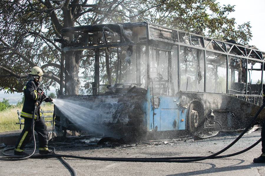 Zagreb, 290713.Autobus ZET-a zapalio se iz jos neutvrdjenih razloga tijekom voznje na autobusnoj liniji 131, Crnomerec - Bizek, kod adrese Bukovscak 25.Autobus je u potpunosti izgorio, nije bilo ozlijedjenih putnika. Na fotografiji: vatrogasci gase pozar.Foto: Darko Tomas / CROPIX