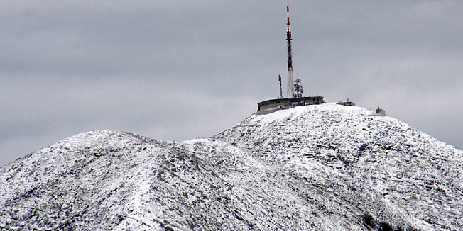 Makarska, 150414.Proljetni snijeg kojeg je na planini Biokovo iznad Makarske sinoc palo desetak centimetara dok je na najvisem vrhu, sv. Juri, zabiljezena temperatura od -3C.Na slici: Sv. Jure s odasiljacem-najvisi vrh Biokova pod proljetnim snijegom.Foto: Ivo Ravlic / CROPIX