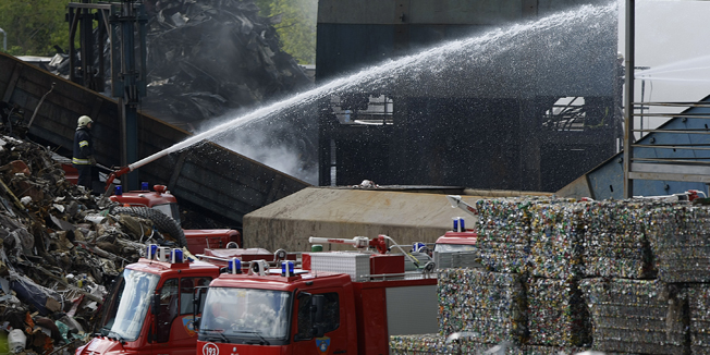 Zagreb, 150414. Drugi je dan velikog pozara u Jankomiru. Pozar u objektu reciklaznog cenra C.I.O.S. je stavljen pod kontrolu.Foto: Ronald Gorsic / CROPIX