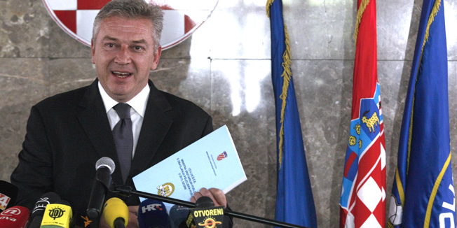 Zagreb, 280414.Na konferenciji za medije Ministarstva unutarnjih poslova potpredsjednik Vlade RH i ministar unutarnjih poslova Ranko Ostojic prezentirao je Izvjesce o obavljanju policijskih poslova u 2013. godini.Na fotografiji: Ranko Ostojic.Foto: Ranko Suvar / CROPIX