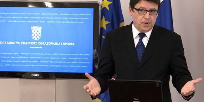 Zagreb, 280414.Ministarstvo znanosti, obrazovanja i sporta.Ministar Zeljko Jovanovic i pomocnica ministra za OS i SS Sabina Glasovac na press konferenciji predstavili Odluku o elementima i kriterijima za izbor kandidata za upis u 1. razred srednje skole u skolskoj godini 2014/2015.Na fotografiji: Zeljko Jovanovic.Foto: Davor Pongracic / CROPIX