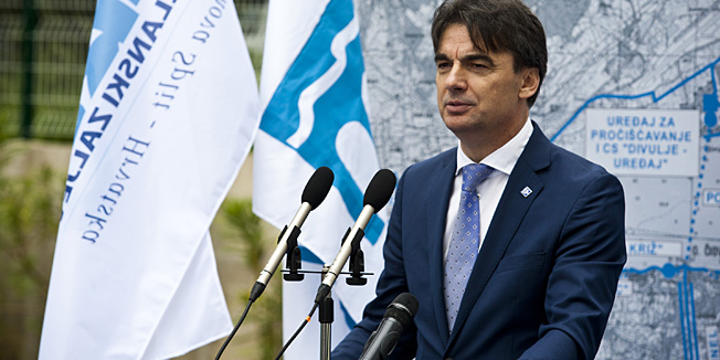 Split, 280414.U Divuljama kod Trogira svecano je pusten u rad procistac otpadnih voda napravljen u sklopu projekta Eko Kastelanski zaljev. Svecanosti su nazocili ministri Jakovina, Grcic i Mrak Taritas.Na fotografiji: Ministar Branko Grcic.Foto: Jakov Prkic / CROPIX
